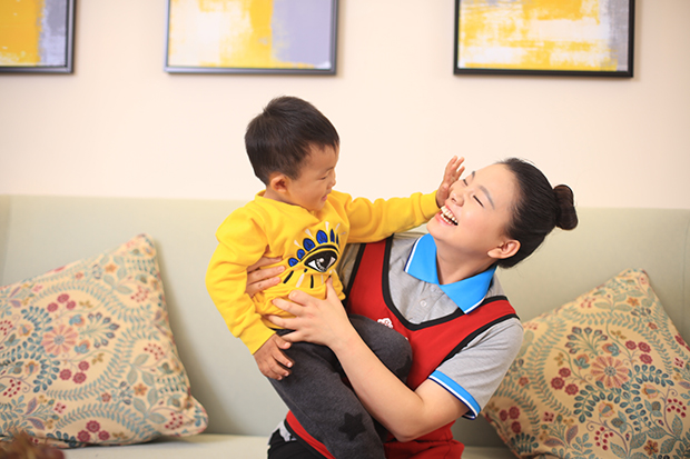 家庭早教師需要什么條件？早教師與幼兒園老師哪個(gè)職業(yè)好？