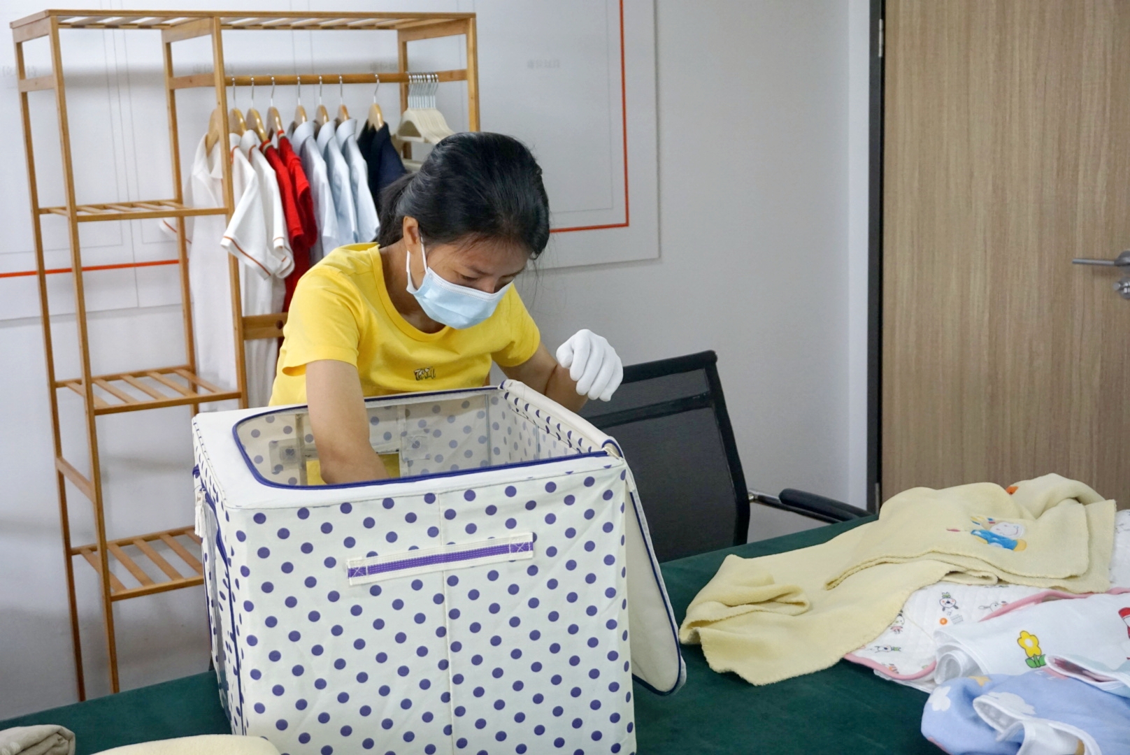 家里衣服多很亂？家政服務員告訴你收納神器，這樣做多少衣服都能裝下！