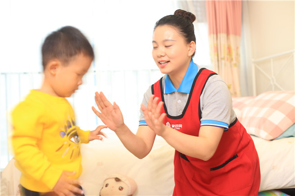 帶小孩保姆應該選擇什么樣的？有哪些優勢？