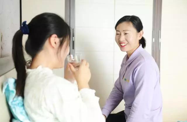 月嫂上戶時如何與雇主家人友好溝通？聽聽金牌月嫂怎么說！