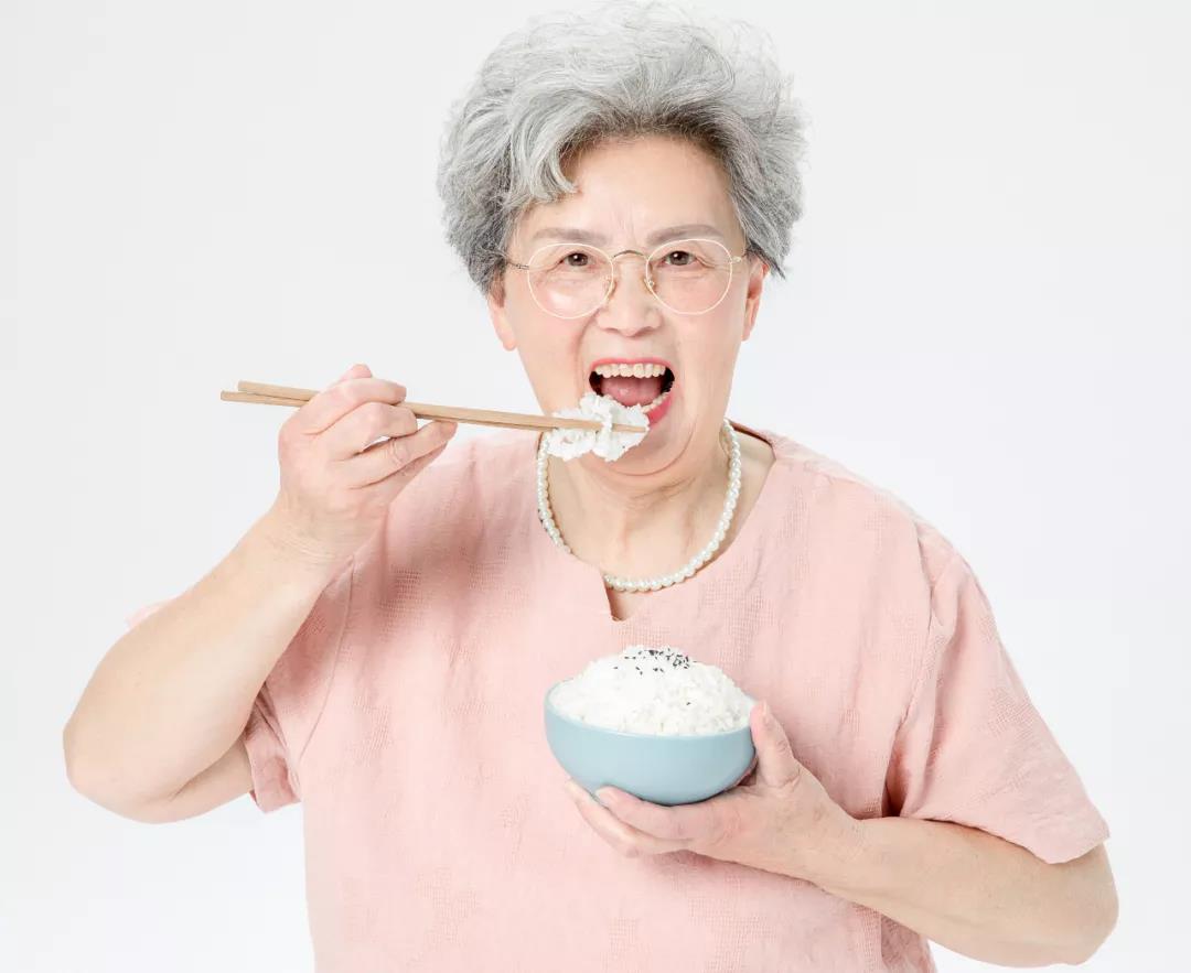 養老護理員照顧老人要注意什么？社區邦提醒這4個誤區要避免！