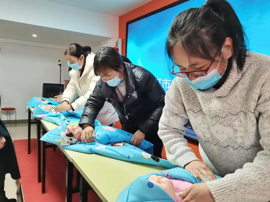 河南寶媽扎堆學母嬰護理，社區邦公益培訓提升婦女多項家政能力！