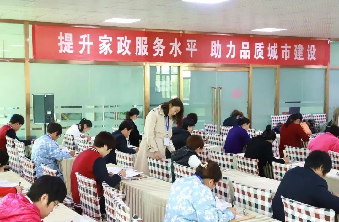大學生創業開家政公司怎么樣？單干好還是加盟家政公司好？